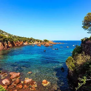  Hébergement de vacances Rénové Avec Terrasse St Raphael