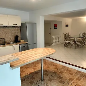  Hébergement de vacances Location Rez De Maison Dans Quartier