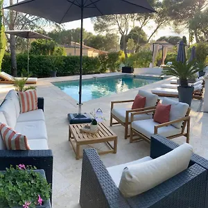  Hébergement de vacances A L'etage Avec Piscine Proche Bord De